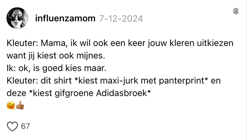 Kleuter kiest kleding van moeder uit