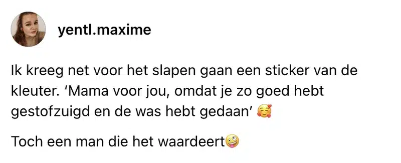 Kleuter geeft sticker aan mama