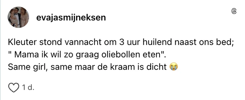 Kleuter die naast het bed staat in de nacht